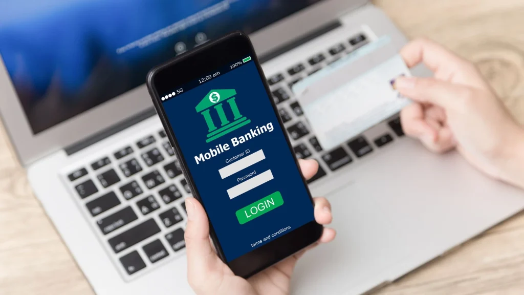 Una persona inserisce i dati della carta di credito sul portale di accesso a Home Banking su dispositivo mobile