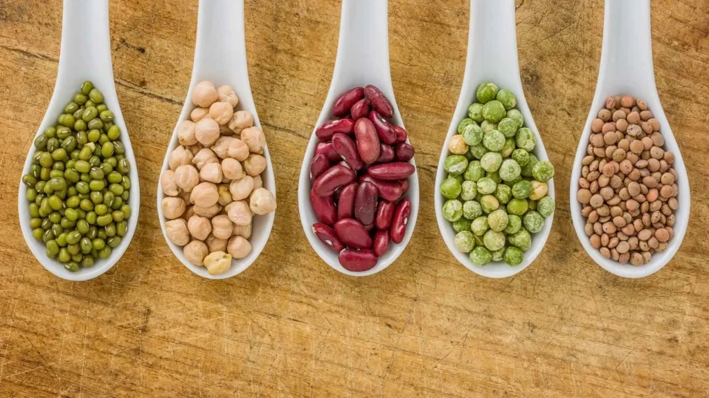 Diverse varietà di legumi, tra cui fagioli, ceci, piselli e lenticchie