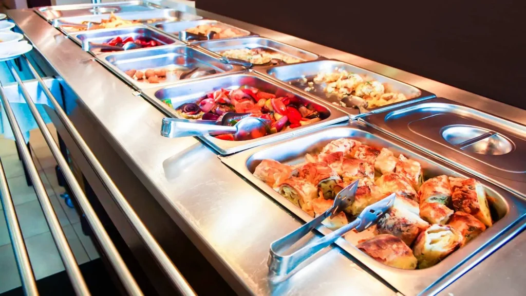 Buffet di una mensa che offre varietà di pietanze