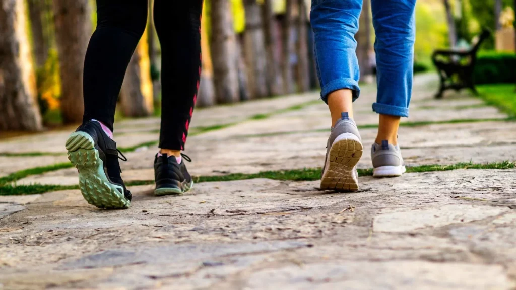 Due persone camminano in un sentiero urbano